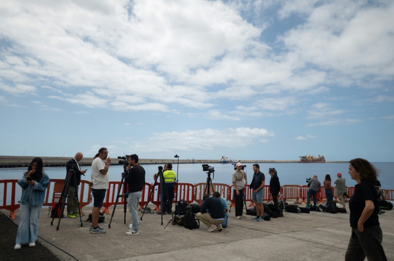 Des médias attendent l'arrivée du bateau de croisière MV Hondius à Tenerife, Espagne, le 9 mai 2026