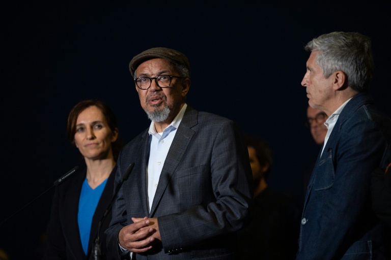 Le chef de l'OMS Tedros Adhanom Ghebreyesus avec le ministre de l'Intérieur espagnol Fernando Grande-Marlaska et la ministre de la Santé Monica Garcia Gomez sur l'île de Tenerife, Espagne, le 9 mai 2026