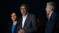 Le chef de l'OMS Tedros Adhanom Ghebreyesus avec le ministre de l'Intérieur espagnol Fernando Grande-Marlaska et la ministre de la Santé Monica Garcia Gomez sur l'île de Tenerife, Espagne, le 9 mai 2026