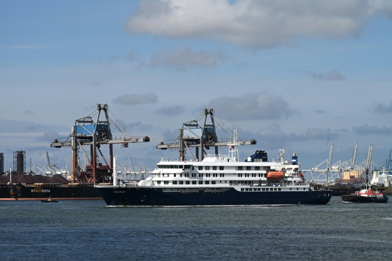 Arrivée du navire de croisière MV Hondius, touché par un foyer d'hantavirus, au port néerlandais de Rotterdam, le 18 mai 2026 