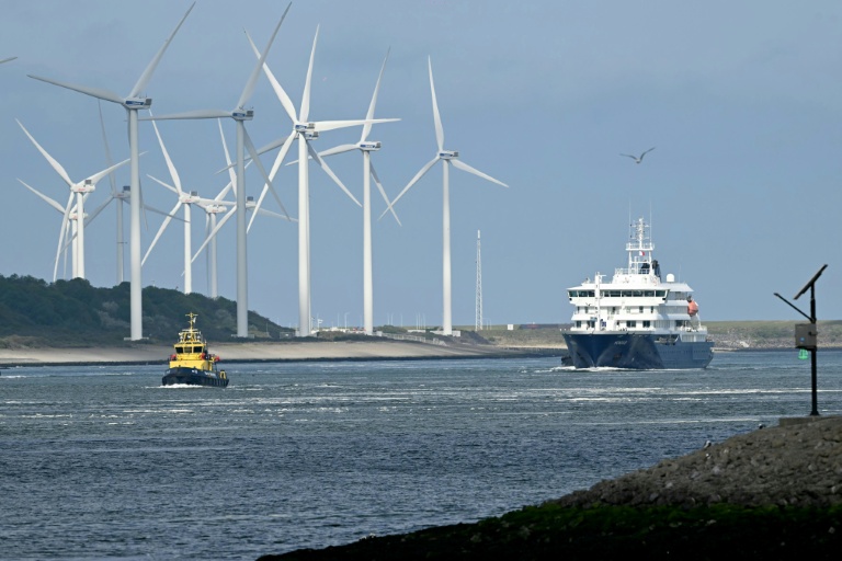 Le MV Hondius approche du port de Rotterdam, aux Pays-Bas, le 18 mai 2026