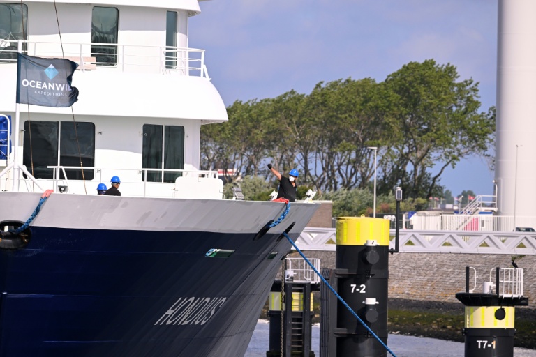 Le navire de croisière MV Hondius, touché par un foyer d'hantavirus, accoste au port néerlandais de Rotterdam, le 18 mai 2026 