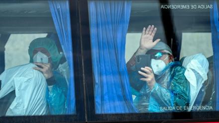 Des passagers du navire de croisière MV Hondius, touché par l'hantavirus, à bord d'un bus militaire, le 10 mai 2026 sur l'île espagnole de Tenerife