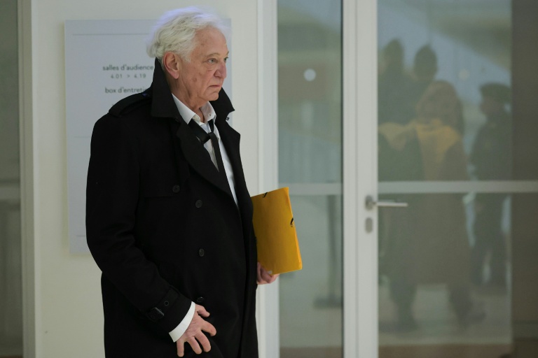 L'ancien animateur de radio et de télévision Laurent Boyer arrive au tribunal judiciaire de Paris pour son procès pour violences conjugales et harcèlement, le 30 mars 2026 