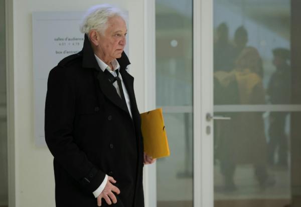 L'ancien animateur de radio et de télévision Laurent Boyer arrive au tribunal judiciaire de Paris pour son procès pour violences conjugales et harcèlement, le 30 mars 2026 