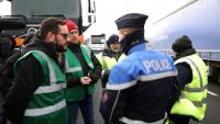 Chauffeurs routiers et policiers sur l'A7 à Chasse-sur-Rhône (Isère), le 28 mars 2026