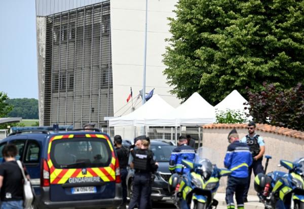 Des gendarmes contrôlent les accès au collège où une surveillante est décédée après avoir été poignardée par un élève de 14 ans, le 10 juin 2025 à Nogent, en Haute-Marne