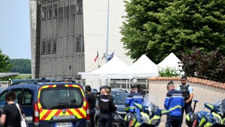 Des gendarmes contrôlent les accès au collège où une surveillante est décédée après avoir été poignardée par un élève de 14 ans, le 10 juin 2025 à Nogent, en Haute-Marne