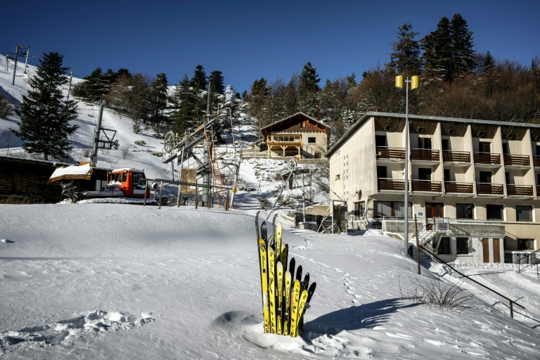 Un téléski de l'ex-station de ski de Céüze (Hautes-Alpes), à l'arrêt depuis plusieurs années, le 19 janvier 2023