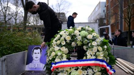 Une couronne de fleurs et un portrait de Quentin Deranque avant une marche en sa mémoire, le 21 février 2026 à Lyon