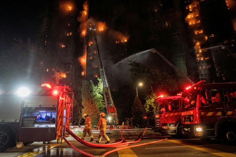 Des pompiers luttent contre un incendie qui s'est déclaré dans le complexe résidentiel Wang Fuk Court, dans le quartier de Tai Po, le 26 novembre 2025 à Hong Kong