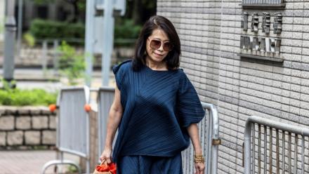 Teresa Lai, la femme de Jimmy Lai, se rendant au procès de son mari, Hong Kong, le 18 août 2025