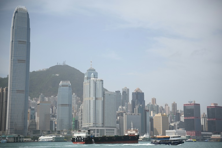 Une barge porte-conteneurs à vide traverse le port de Victoria à Hong Kong, le 16 avril 2025