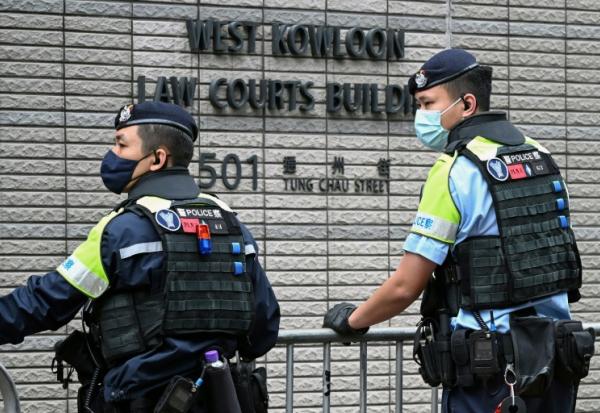 DeDes policiers devant le tribunal de West Kowloon, à Hong Kong, le 12 janvier 2026, avant les débats sur la peine à infliger à l'ex-magnat des médias prodémocratie Jimmy Lai