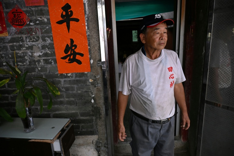 Chan Yuk-tong, un retraité de 71 ans, devant sa maison dans le village de Tin Sam, dans le secteur des Nouveaux Territoires à Hong Kong, le 15 juin 2026  