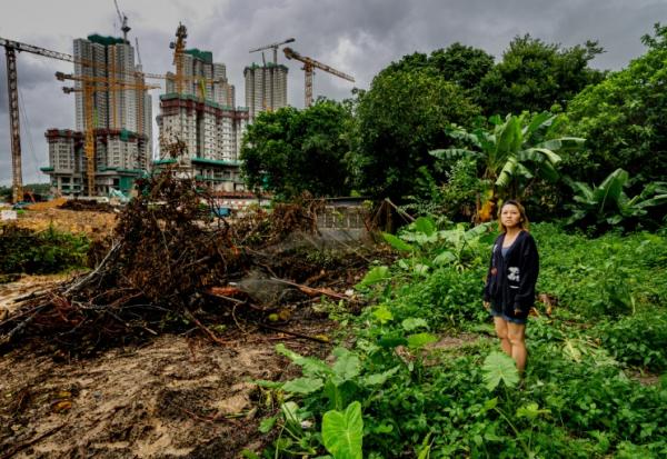 Niki So, une habitante de Kwu Tung dont la maison doit être démolie par les autorités pour faire place à un vaste projet de pôle technologique, le 17 juin 2026 dans les Nouveraux Territoires à Hong Kong