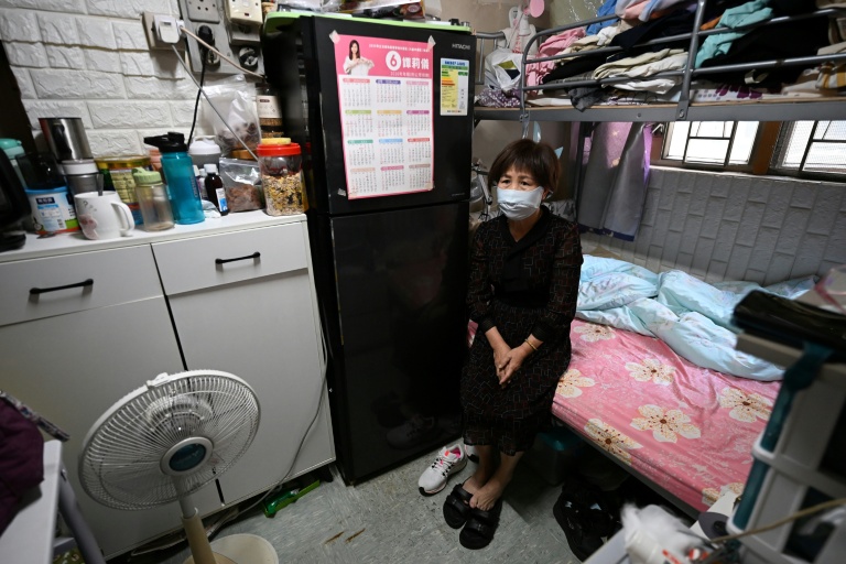 Une femme dans son logement d'un appartement subdivisé, le 30 avril 2026  à Hong Kong