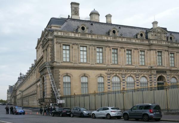 Des policiers près d'un monte-charge utilisé lors d'un cambriolage au musée du Louvre, le 19 octobre 2025 à Paris 