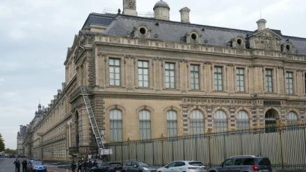 Des policiers près d'un monte-charge utilisé lors d'un cambriolage au musée du Louvre, le 19 octobre 2025 à Paris 