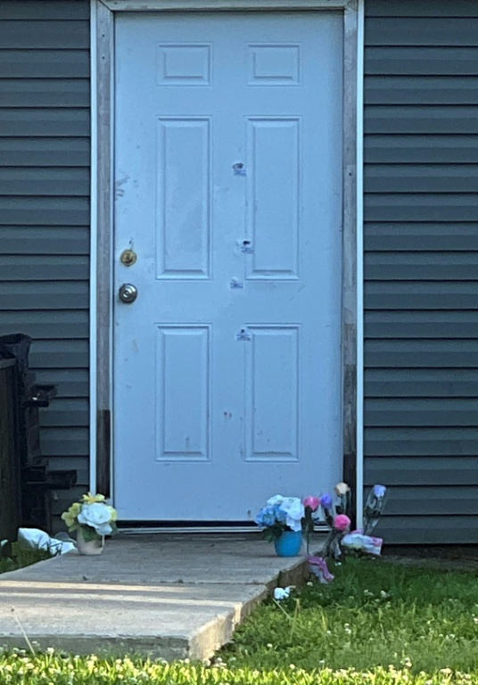 Des impacts de balles sur la porte d'une maison où s'est déroulé une tuerie familiale à Shreveport, en Louisiane, le 19 avril 2026