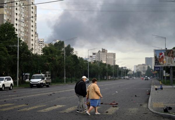 Des habitants de Kiev marchent dans une rue après une attaque de missiles russes, le 11 juillet 2026