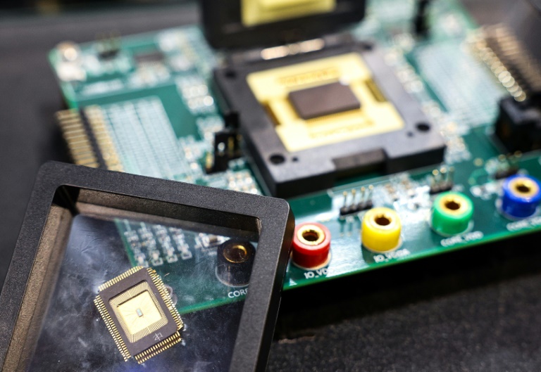 Une pièce d'un semi-conducteur de TSMC, le 15 avril 2025 à la conférence Cybersec, à Taipei