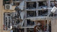 Des secouristes israéliens fouillent les décombres d'un bâtiment touché par des tirs de missiles iraniens dans la ville côtière de Bat Yam, au sud de Tel-Aviv, le 15 juin 2025