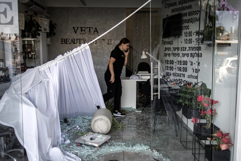 Une commerçante dans son salon de beauté endommagé après des tirs de missiles iraniens dans la ville côtière de Bat Yam, au sud de Tel-Aviv, le 15 juin 2025