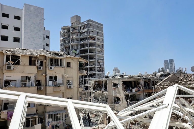 Vue des destructions causées après des tirs de missiles iraniens dans la ville côtière de Bat Yam, au sud de Tel-Aviv, le 15 juin 2025