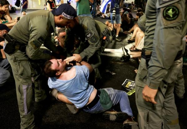 La police israélienne évacue des manifestants qui bloquaient la circulation dans un tunnel à Jérusalem, le 17 août 2025
