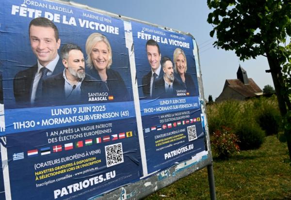 Affiche de la "Fête de la victoire", un rassemblement de l'extrême droite européenne organisé par le Rassemblement national (RN) à Mormant-sur-Vernisson (Loiret), le 9 juin 2025. Sur l'affiche de gauche à droite Jordan Bardella, président du RN, Santiago Abascal, leader du parti espagnol Vox, et Marine Le Pen, présidente du groupe RN à l'Assemblée nationale