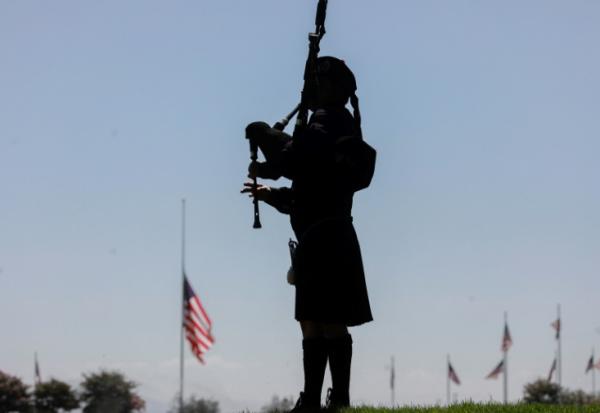 Un musicien joue de la cornemuse lors d'une cérémonie en l'honneur de soldats décédés, le 27 janvier 2021, au cimetière militaire de San Diego, en Californie