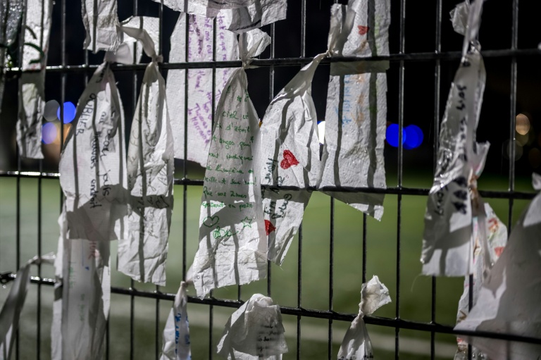 Des messages sont accrochés à la clôture du stade de football de Lutry en Suisse, le 8 janvier 2026, en mémoire des victimes de l'incendie mortel du réveillon du Nouvel An à Crans-Montana