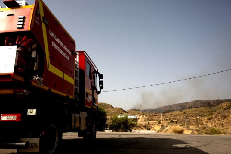 Un véhicule de l'Unité militaire d'urgence (UME) stationné dans la zone d'un incendie près de Bedar, dans le district de Los Gallardos, dans la province d'Almería, le 11 juillet 2026 en Espagne