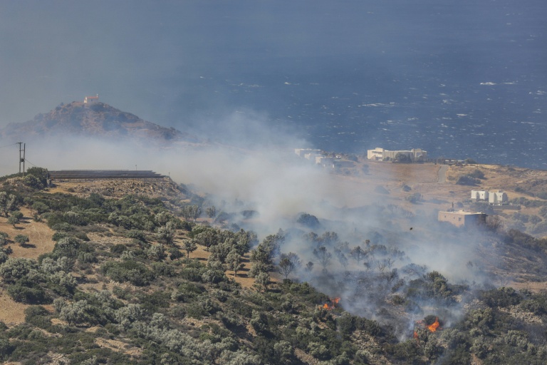 De la fumée s'élève d'un incendie de forêt au sud de Rethymnon, sur l'île grecque de Crète, le 30 juillet 2026