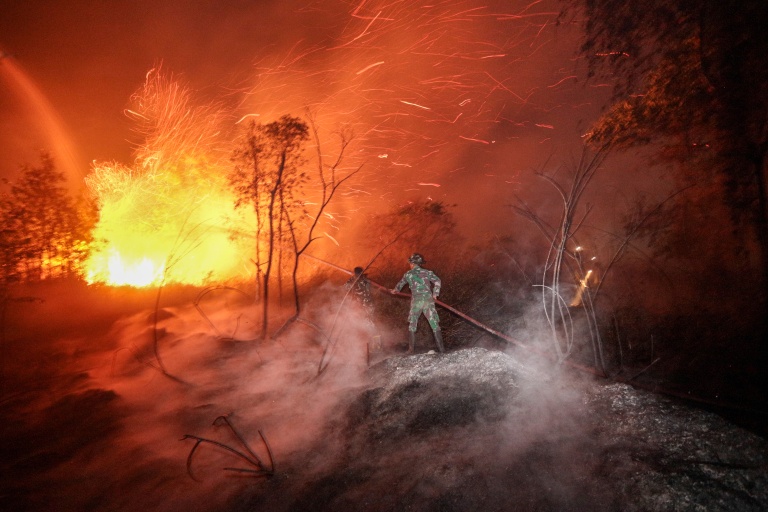 Des soldats et des pompiers s’emploient à maîtriser un incendie de forêt à Banjarbaru, dans la province de Kalimantan du Sud, en Indonésie, le 13 octobre 2026