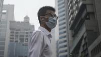 Un homme porte un masque pour se protéger de la pollution due aux incendies dans la région, à Singapour, le 15 octobre 2026