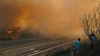 Un incendie près d'une autoroute à A Gudina, dans le nord-ouest de l'Espagne le 15 août 2025