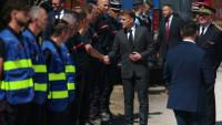 Le président Emmanuel Macron en visite au poste de commandement central des pompiers, pendant un incendie dans la forêt de Fontainebleau, le 16 juillet 2026 à Noisy-sur-Ecole, en Seine-et-Marne