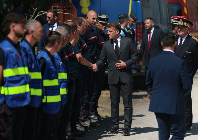 Le président Emmanuel Macron en visite au poste de commandement central des pompiers, pendant un incendie dans la forêt de Fontainebleau, le 16 juillet 2026 à Noisy-sur-Ecole, en Seine-et-Marne