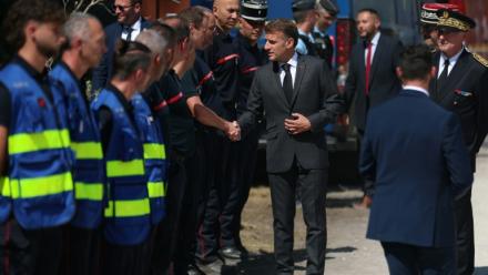 Le président Emmanuel Macron en visite au poste de commandement central des pompiers, pendant un incendie dans la forêt de Fontainebleau, le 16 juillet 2026 à Noisy-sur-Ecole, en Seine-et-Marne
