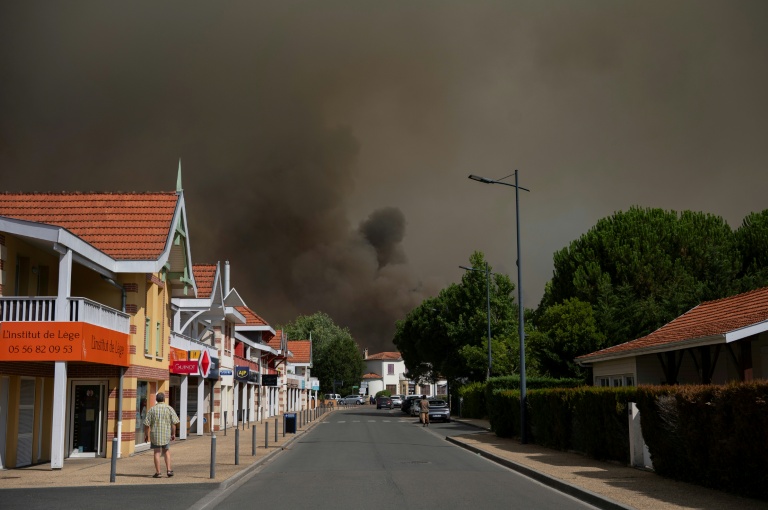 Un nuage de fumée noire dans le ciel près d'une zone évacuée en raison d'un incendie de forêt à Lège Cap-Ferret, en Gironde, le 23 juillet 2026