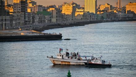 Le bateau Maguro du, convoi international "Nuestra America" transportant de l'aide humanitaire pour Cuba, arrive dans le port de La Havane, le 24 mars 2026