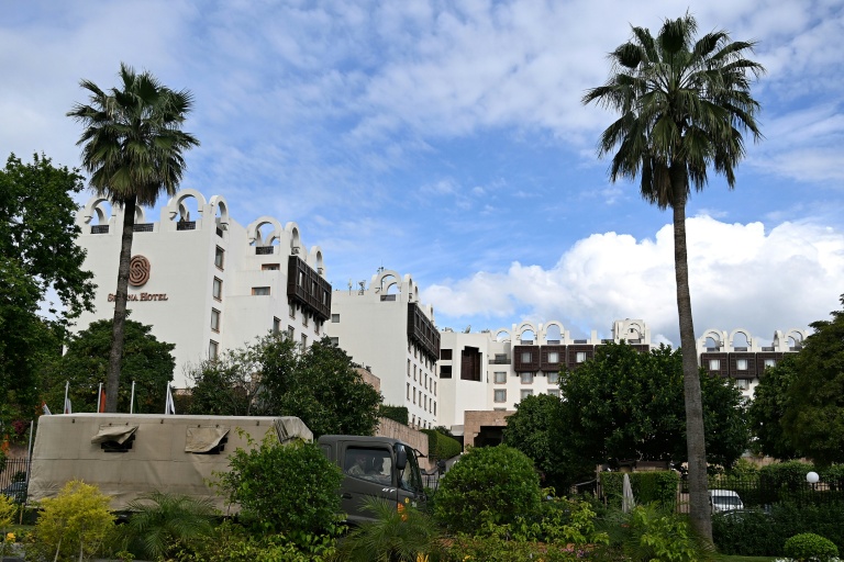 Un camion de l'armée passe devant l'hôtel Serena, qui doit accueillir les pourparlers entre les Etats-Unis et l'Iran, à Islamabad, le 9 avril 2026