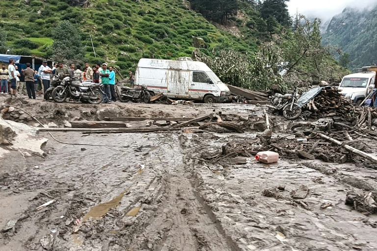 Des secouristes inspectent le site d'un vilage inondé le 14 août 2025, dans le district de Kishtwar en Inde