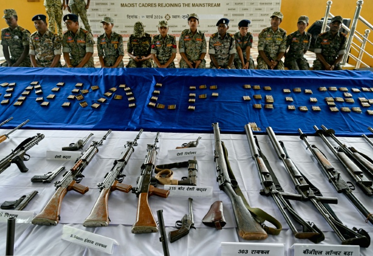 Des armes saisies auprès des rebelles et combattants maoïstes lors de leur reddition exposées dans un local de la police à Dantewada, en Inde, le 31 mars 2026
