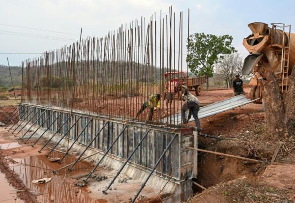 Des ouvriers construisent une route à Bijapur, dans l'État du Chhattisgarh, le 31 mars 2026 en Inde