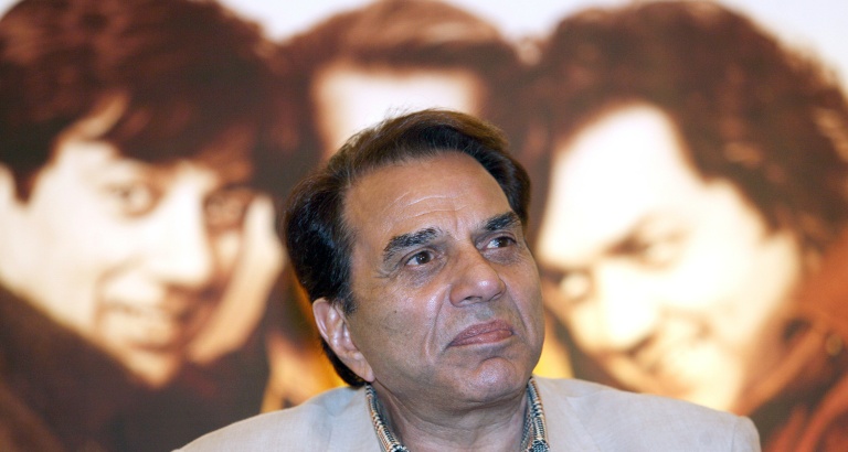 L'acteur indien Dharmendra le 25 juin 2007 à Calcutta, en Inde, lors de la promotion d'un film