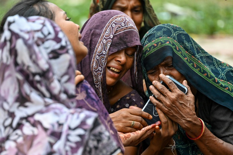 Des proches pleurent la mort d'Akash Patni, 14 ans, à Ahmedabad le 13 juin 2025