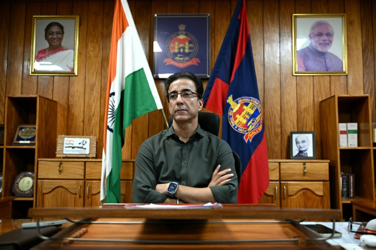 Le chef de la police de l'archipel indien des Andaman-et-Nicobar, HGS Dhaliwal, lors d'un entretien à l'AFP dans son bureau à Sri Vijaya Puram, la capitale de l'archipel,  le 22 mars 2026 